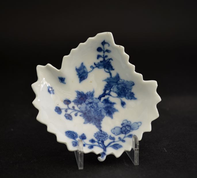 Rare small dish in porcelain &quot;blue and white&quot; leaf shape | MasterArt